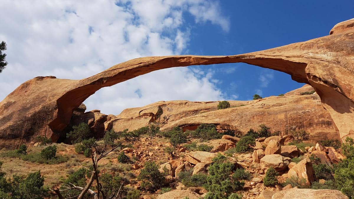 Landscape Arch di kawasan Devils Garden