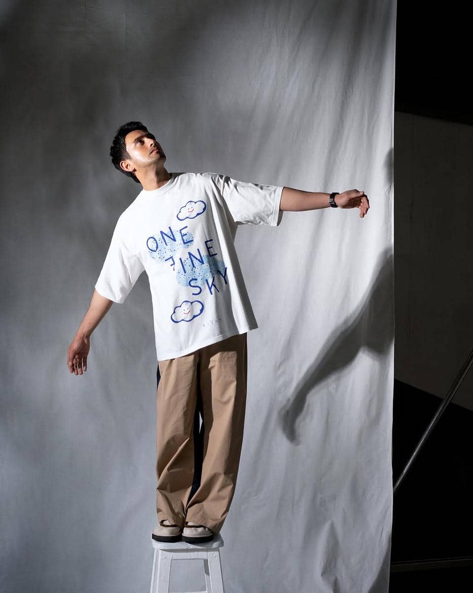 Omar Daniel membagikan ide styling t-shirt dengan gaya kasual untuk inspirasi berpakaian sehari-hari di Instagram.