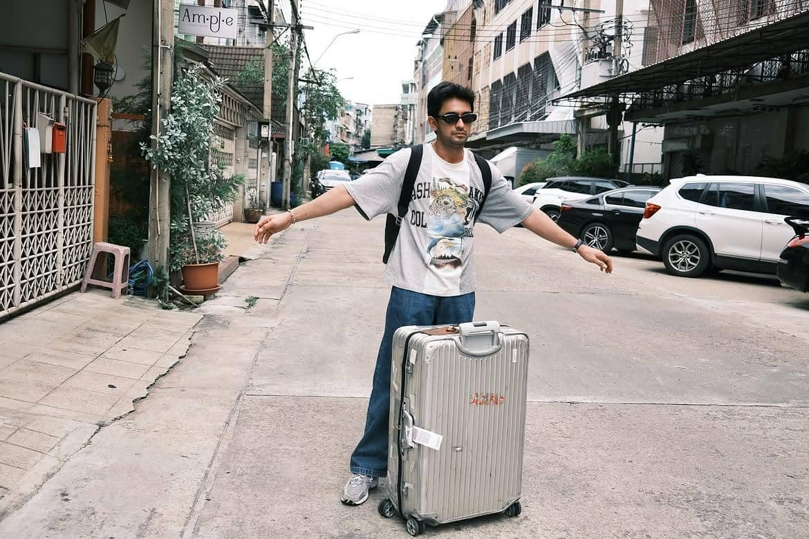 Omar Daniel mengenakan t-shirt sebagai inspirasi styling kasual dalam unggahan di Instagram pribadinya.