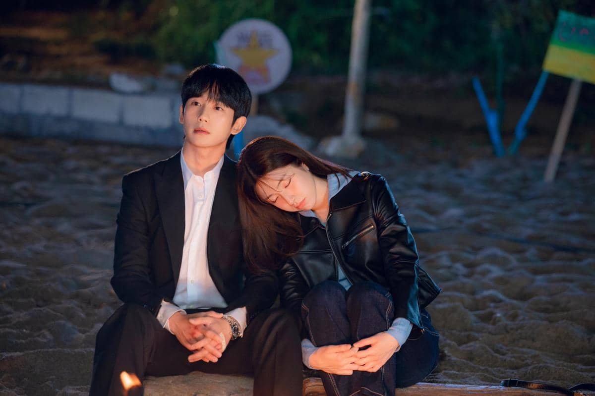 Jung Hae In dan Ha Young di Our Sticky Love