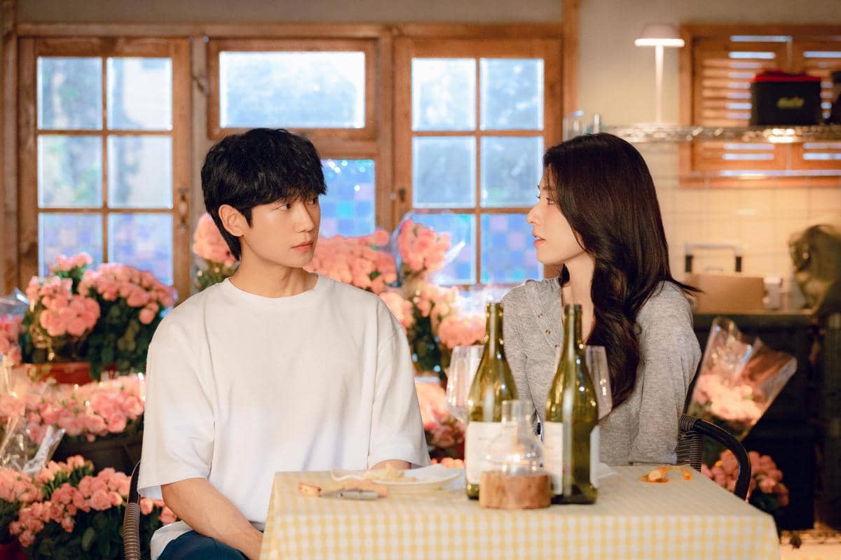 Jung Hae In dan Ha Young di Our Sticky Love