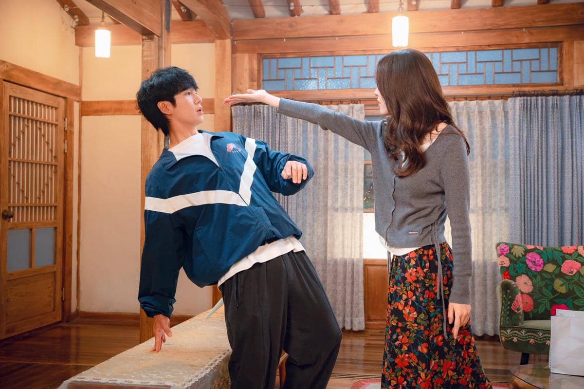 Jung Hae In dan Ha Young di Our Sticky Love