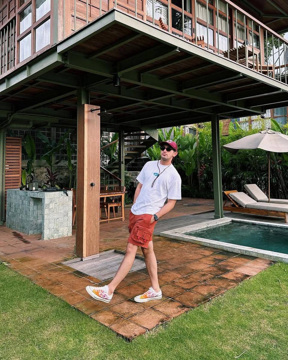 Omar Daniel membagikan ide styling t-shirt melalui unggahan Instagram dengan tampilan kasual sehari-hari.