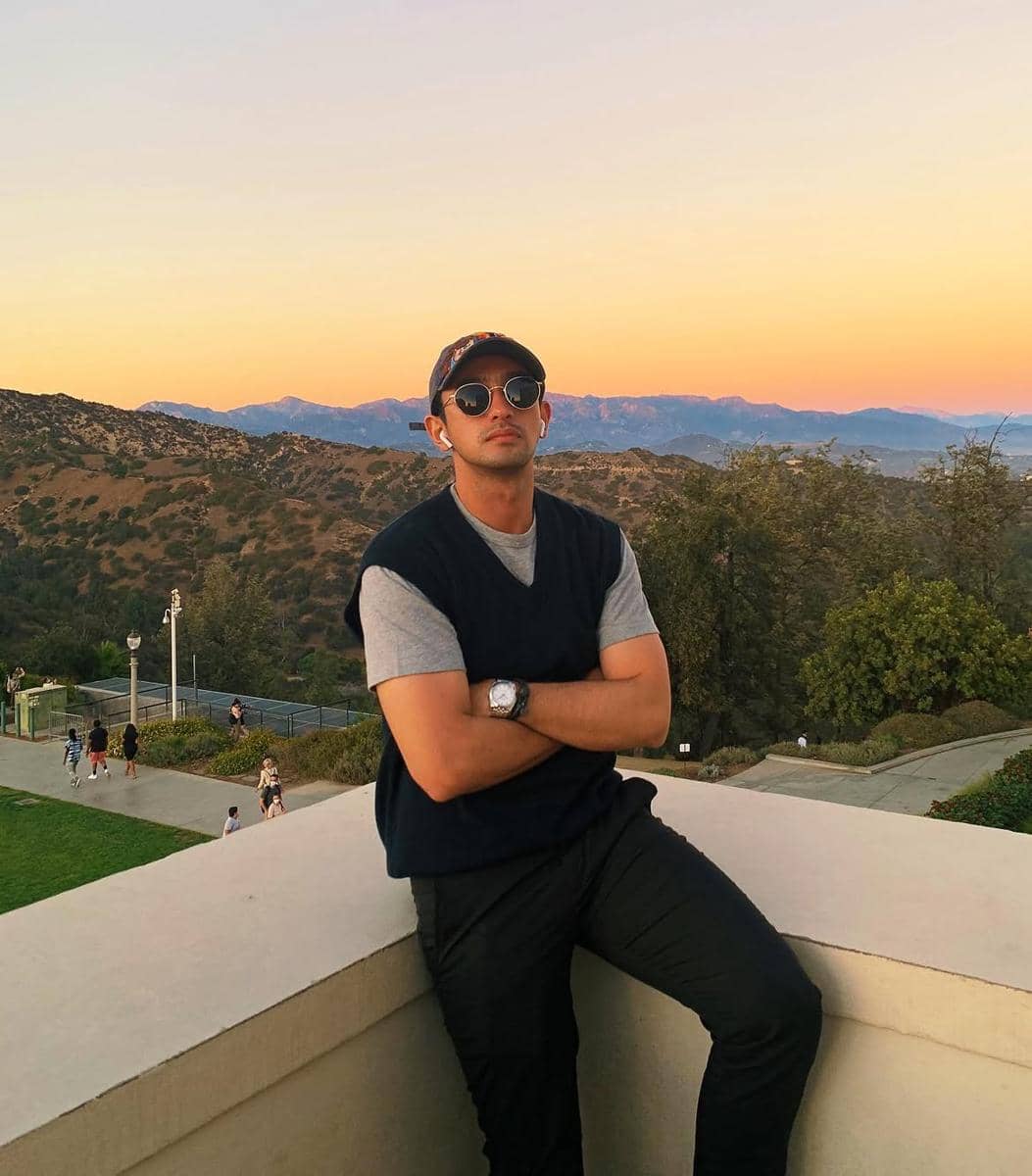 Potret Omar Daniel mengenakan t-shirt dalam gaya busana kasual yang dapat menjadi inspirasi penampilan pria.