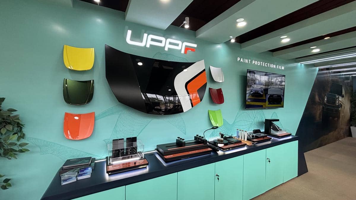 Pengunjung menguji ketahanan lapisan pelindung cat PPF secara langsung di area pameran GIIAS 2026.