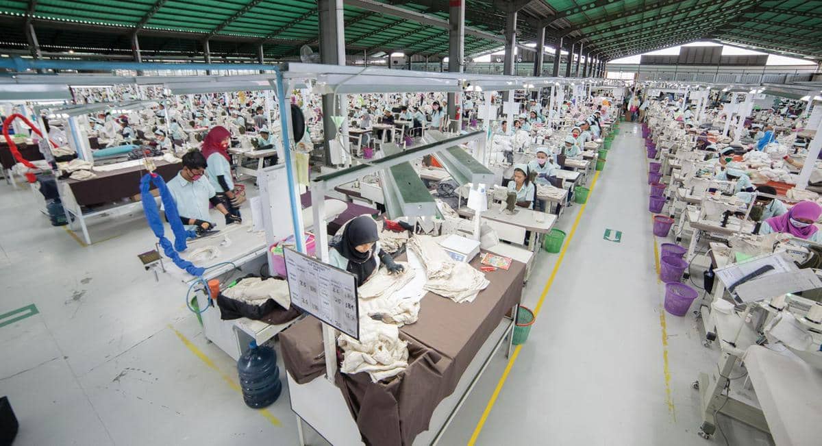 Ilustrasi pekerja di lini produksi industri tekstil dan pakaian jadi
