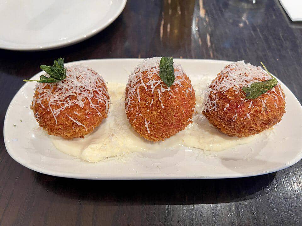 Mengenal Arancini, Bola Nasi Goreng Khas Italia yang Renyah