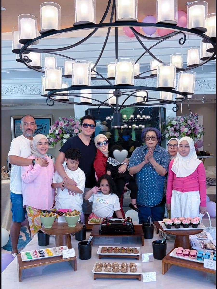 Syahrini bersama keluarga saat menikmati liburan di Bali, dibagikan melalui akun Instagram princessyahrini.