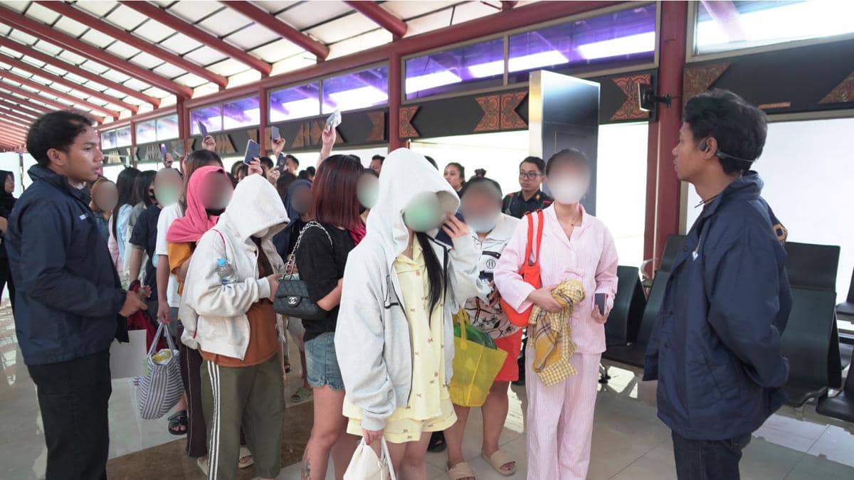 Sebanyak 25 warga negara Vietnam anggota komplotan penipuan investasi daring dideportasi melalui Bandara Soetta.