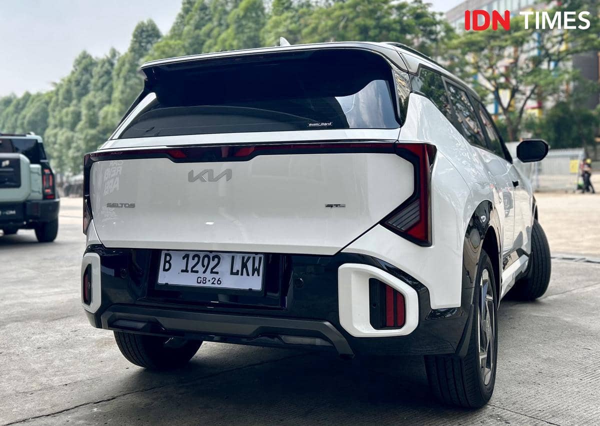Tampilan bagian belakang Kia all-new Seltos dengan desain lampu belakang, pintu bagasi, dan bumper kendaraan.