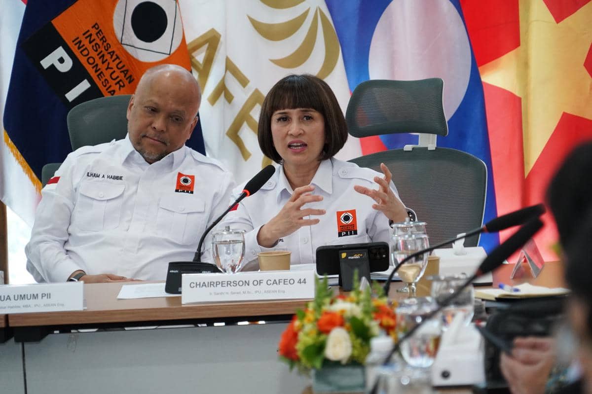 Direktur Eksekutif PII, Santhi Serad (kiri) bersama Ketua Umum PII Ilham Akbar Habibie (kanan) - Dok. PII