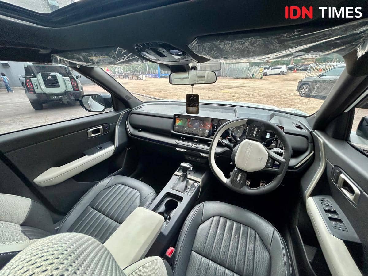 Interior Kia All-New Seltos yang memperlihatkan tata letak kabin depan dan fitur di area pengemudi kendaraan.