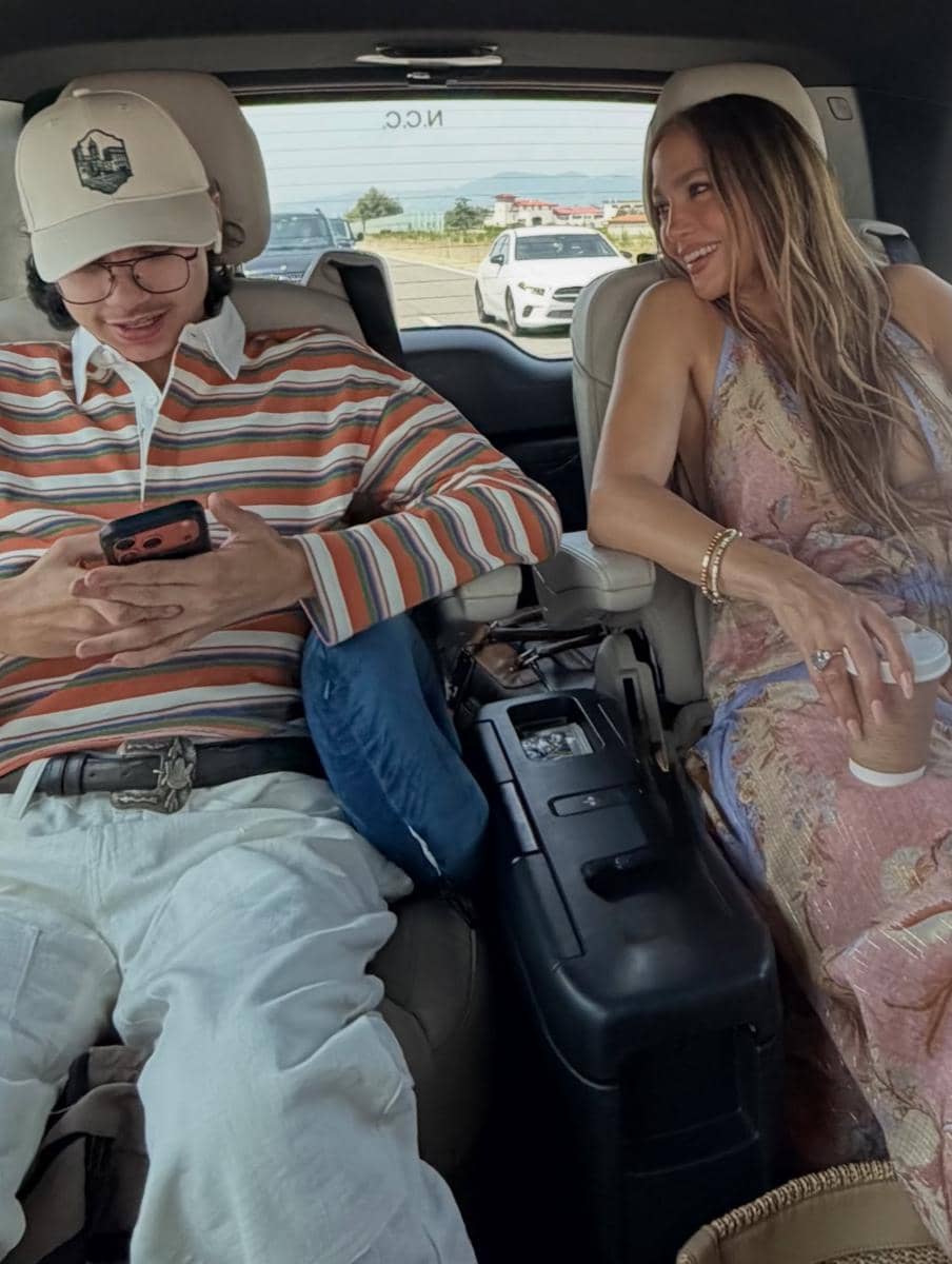 OOTD liburan Jennifer Lopez dan anak-anaknya