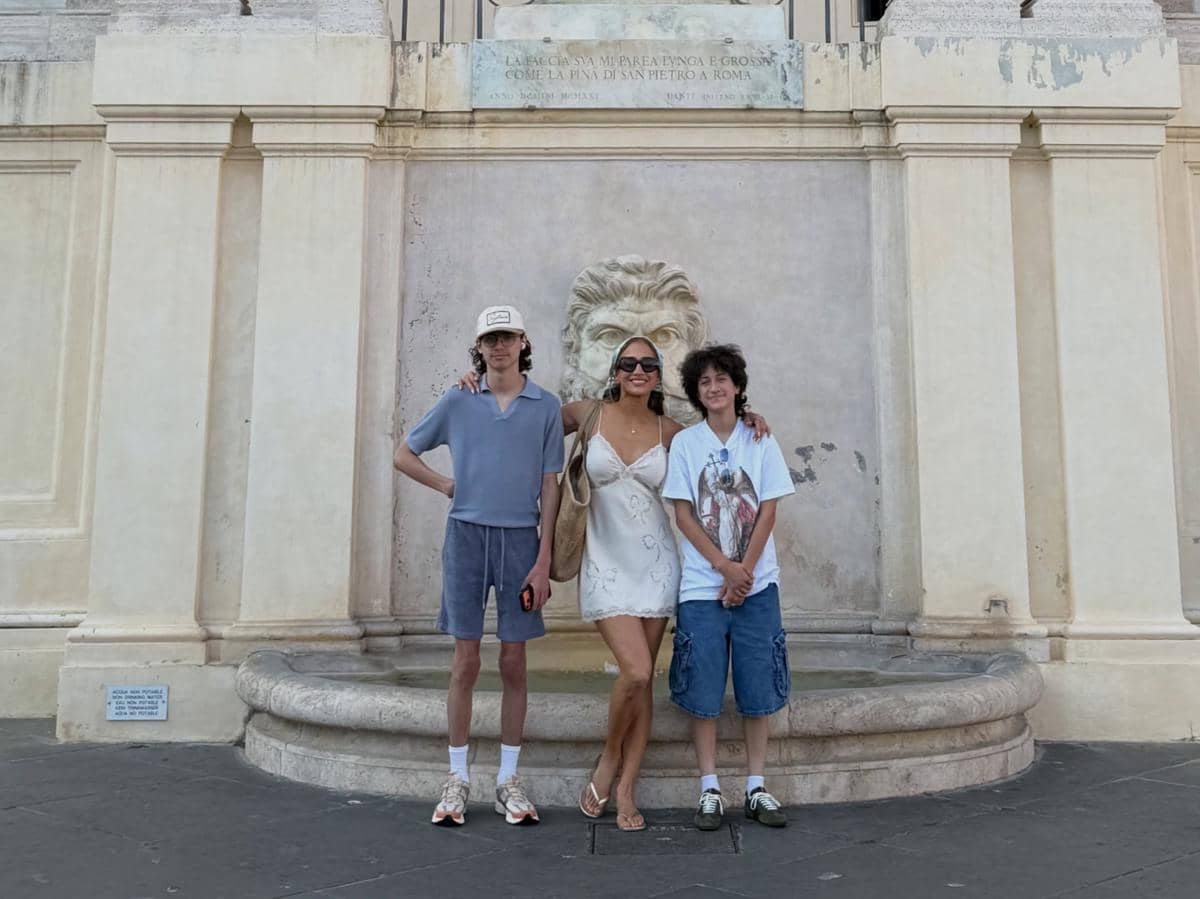 5 OOTD Liburan Jennifer Lopez dan Anak Kembarnya, Simpel dan Trendi!