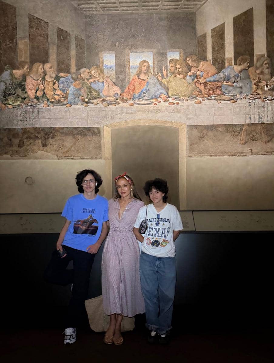 OOTD liburan Jennifer Lopez dan anak-anaknya