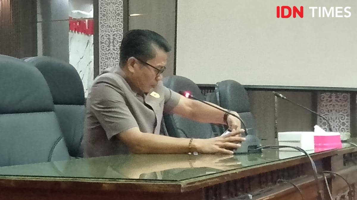Suheri memimpin audiensi dengan korban KSP CU Cikalmas di ruang rapat DPRD Kabupaten Cilacap, Jumat 7 Agustus 2026.