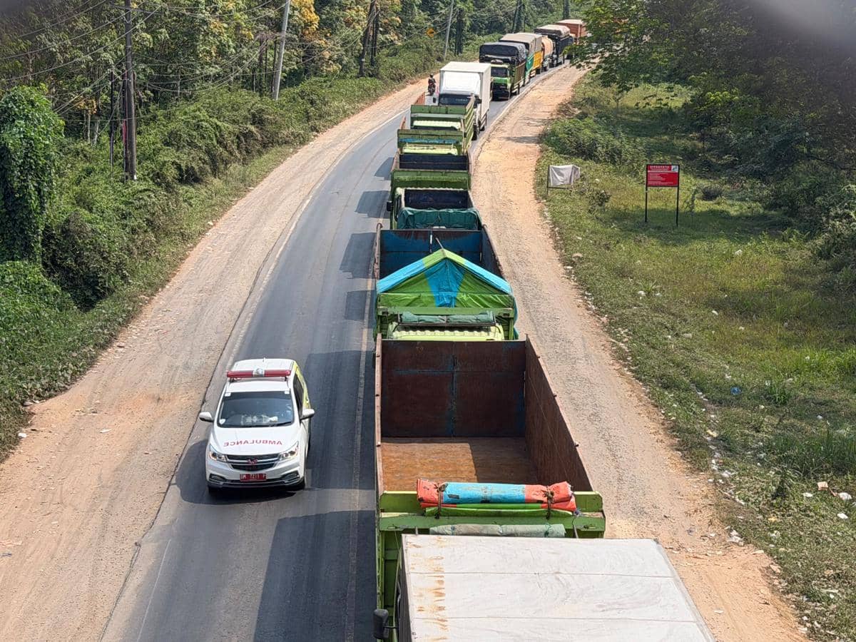 Kemacetan lalu lintas dengan deretan kendaraan memadati Jalan Lintas Timur ruas Palembang-Betung, Sumatera Selatan.