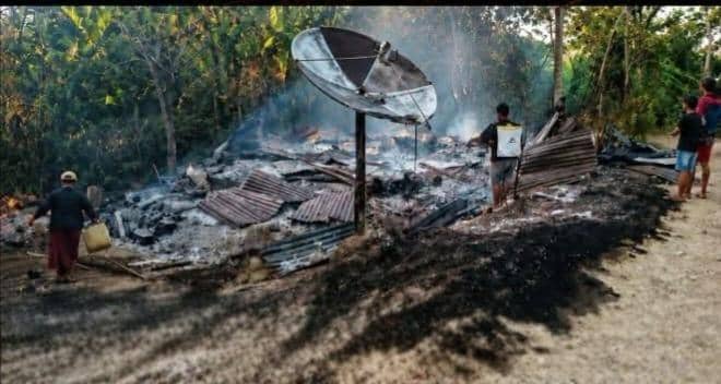 Kebakaran di Dusun Tondopi, Desa Tongkoseng, Kecamatan Tontonunu, Kabupaten Bombana, Sulawesi Tenggara, Kamis (6/8/2026) dini hari/Dok. Isti