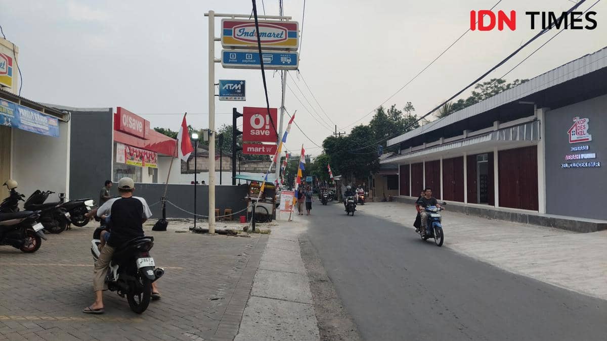 Gerai KKMP Cilendek Timur berhadapan langsung dengan toko ritel modern di kawasan Cilendek Timur.
