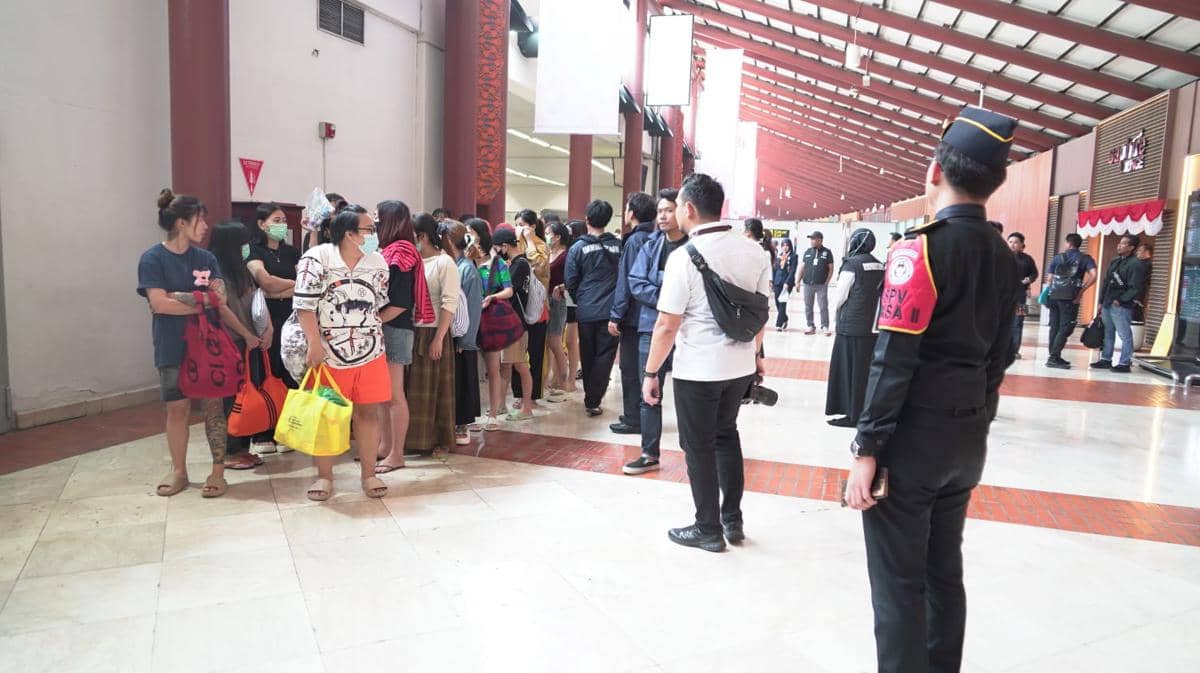 Sebanyak 25 warga negara Vietnam berada di Bandara Soekarno-Hatta untuk dideportasi terkait penipuan investasi daring.