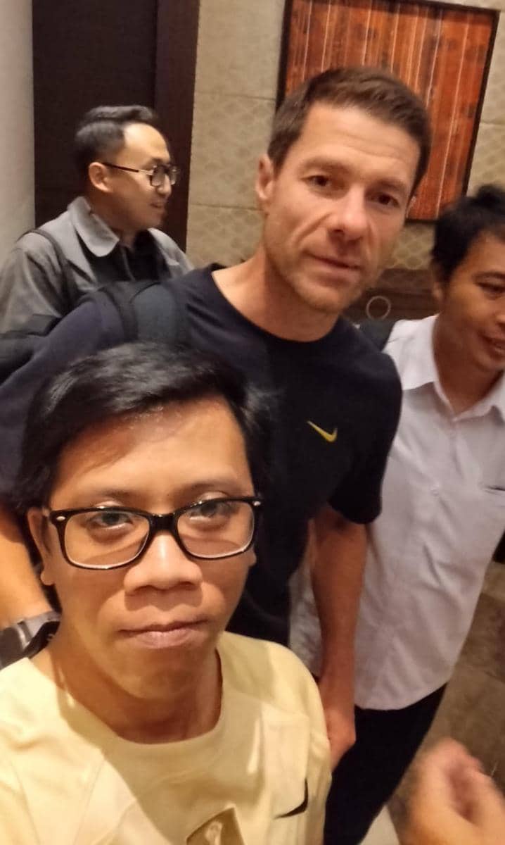 Galih Permadi, penggemar Chelsea, berfoto bersama Xabi Alonso setelah memesan kamar di Hotel Fairmont.