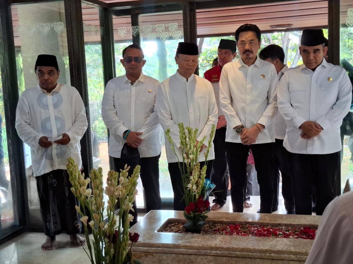 Pimpinan MPR RI ziarah ke makam Proklamator RI Mohammad Hatta (Bung Hatta) di TPU Tanah Kusir, Jakarta Selatan.