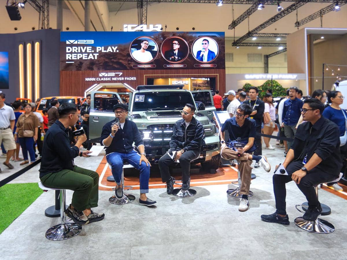 Seorang konsumen menyampaikan testimoni tentang pengalaman menggunakan mobil listrik iCAR V23 dalam keseharian.