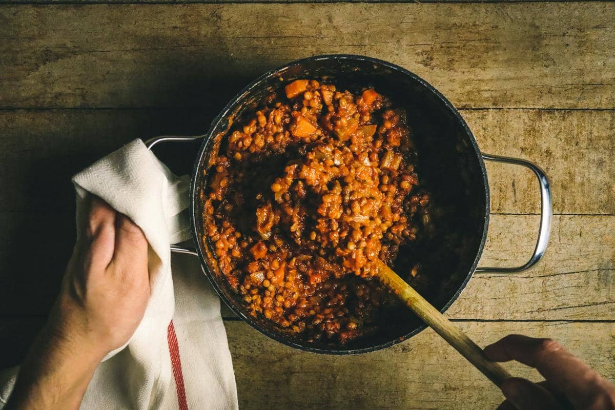 Ilustrasi aneka isian burrito sebagai sajian makanan khas Meksiko dalam foto karya Frédéric Dupont dari Unsplash.