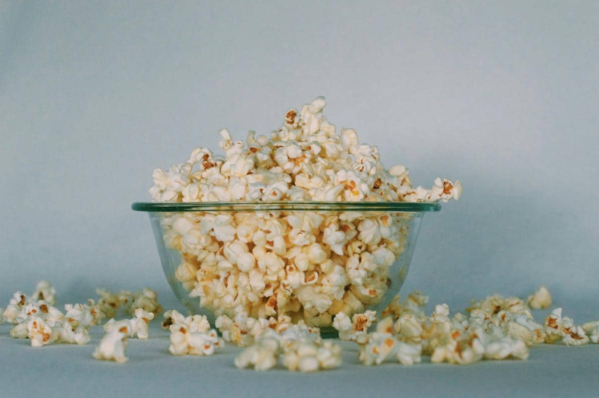 ilustrasi camilan popcorn, berondong jagung