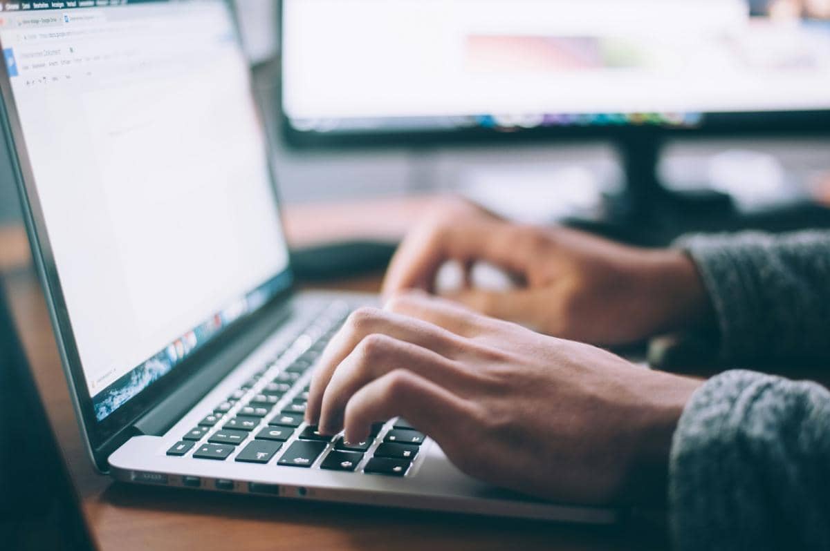 Seseorang bekerja dengan laptop