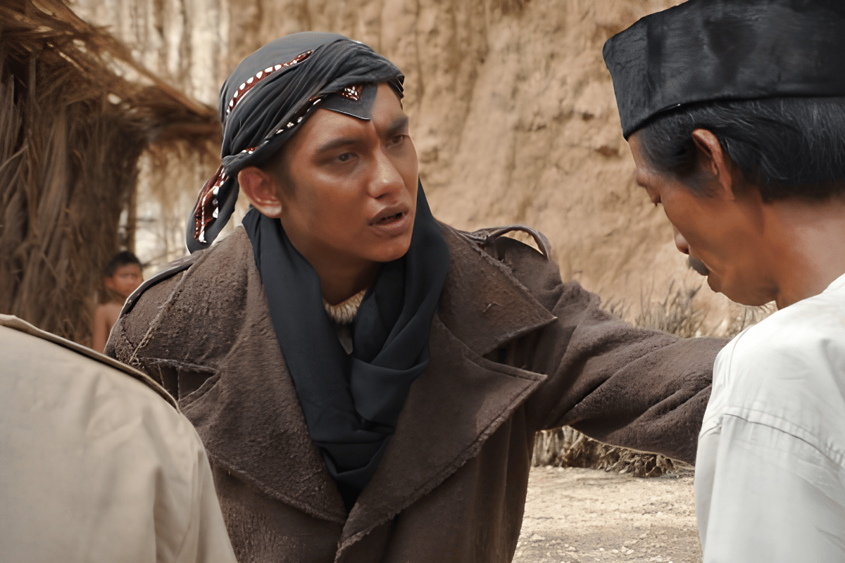 Adipati Dolken saat memerankan Panglima Besar Jenderal Soedirman dalam film Jenderal Soedirman