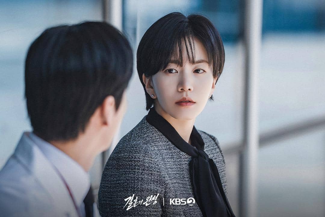 Potret Lee Seol saat membintangi drama Korea The Husband dalam dokumentasi resmi KBS untuk serial tersebut.