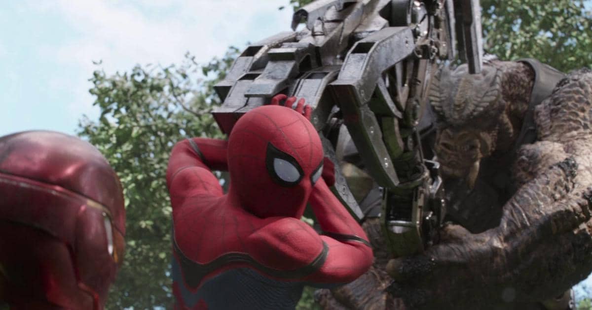 Spider-Man menahan senjata Cull Obsidian dalam adegan Avengers: Infinity War produksi Marvel Studios.
