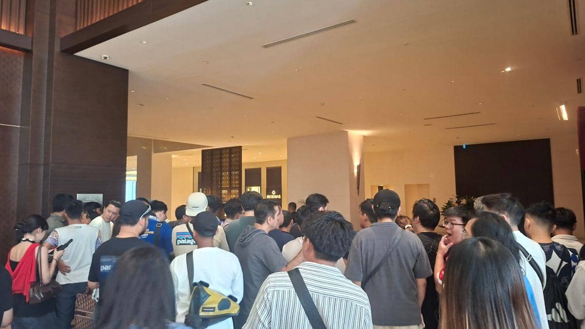 Cerita Fans Chelsea Rela Menginap di Hotel Mewah, Dapat Tanda Tangan Alonso