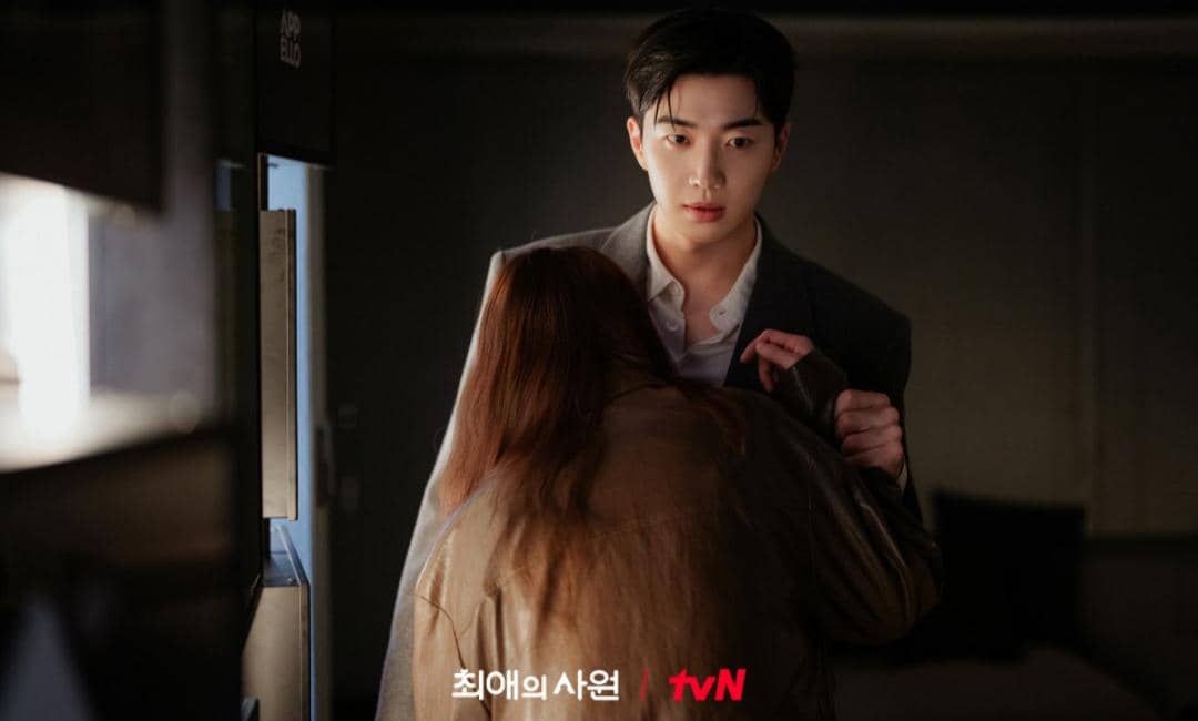 Cuplikan drama My Bias, My Boss dari tvN yang memperlihatkan adegan bersama para karakter dalam serial tersebut.