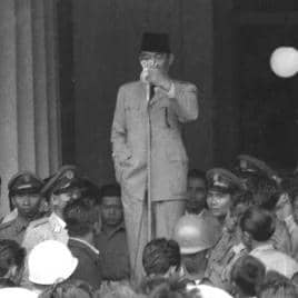 Presiden Soekarno berpidato di hadapan masyarakat di Jakarta pada Desember 1945.