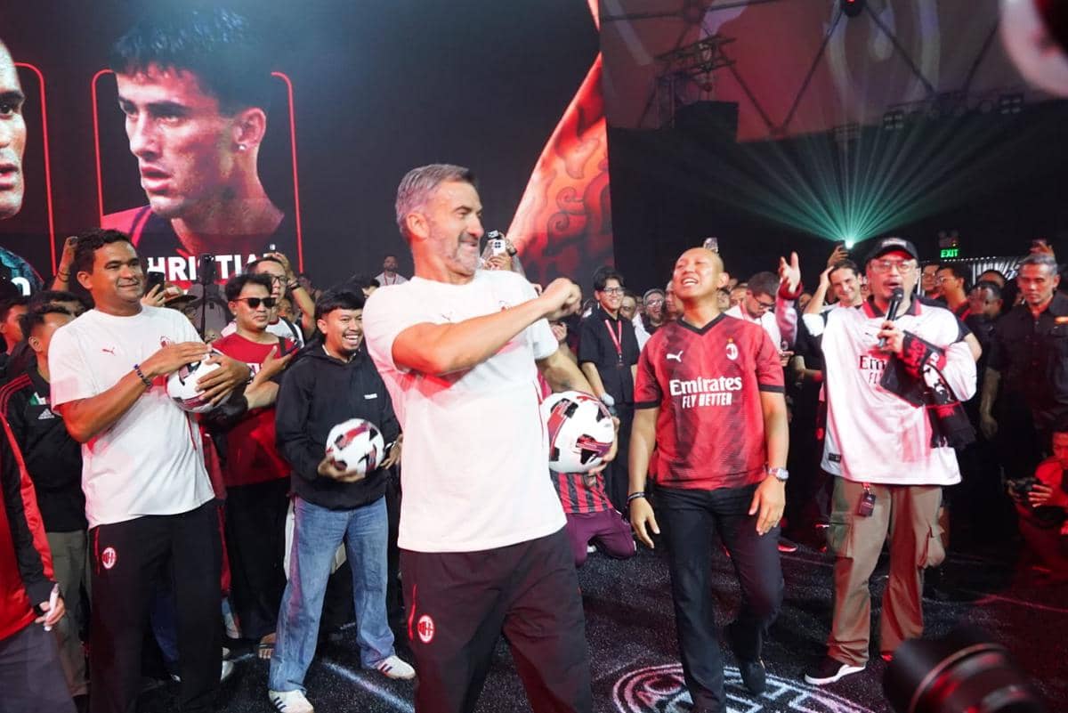 Suasana peluncuran jersey ke 3 AC Milan.