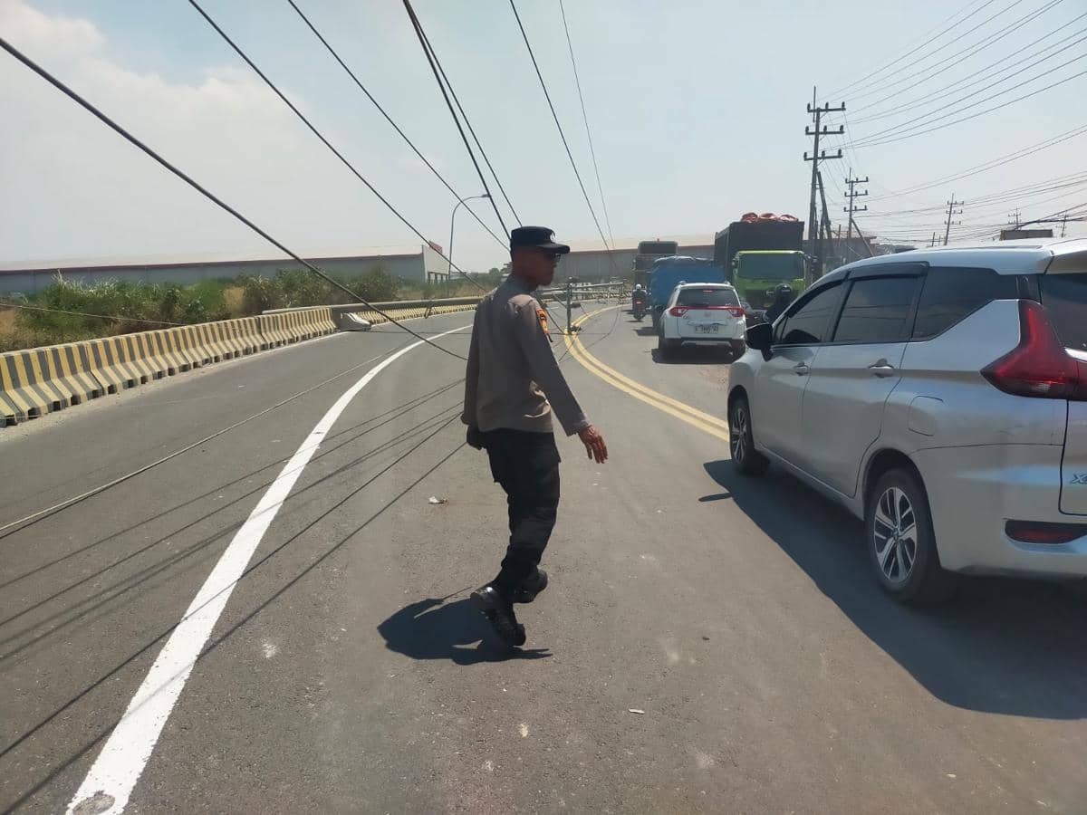 Sejumlah Tiang Listrik di Gresik Roboh, Ada Korban Luka