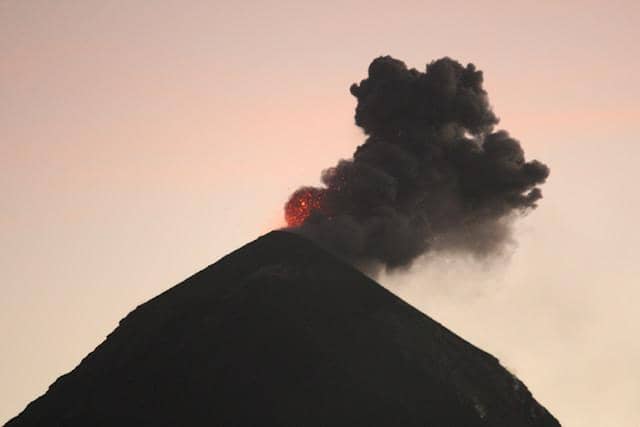 gunung berapi Fuego di Guatemala