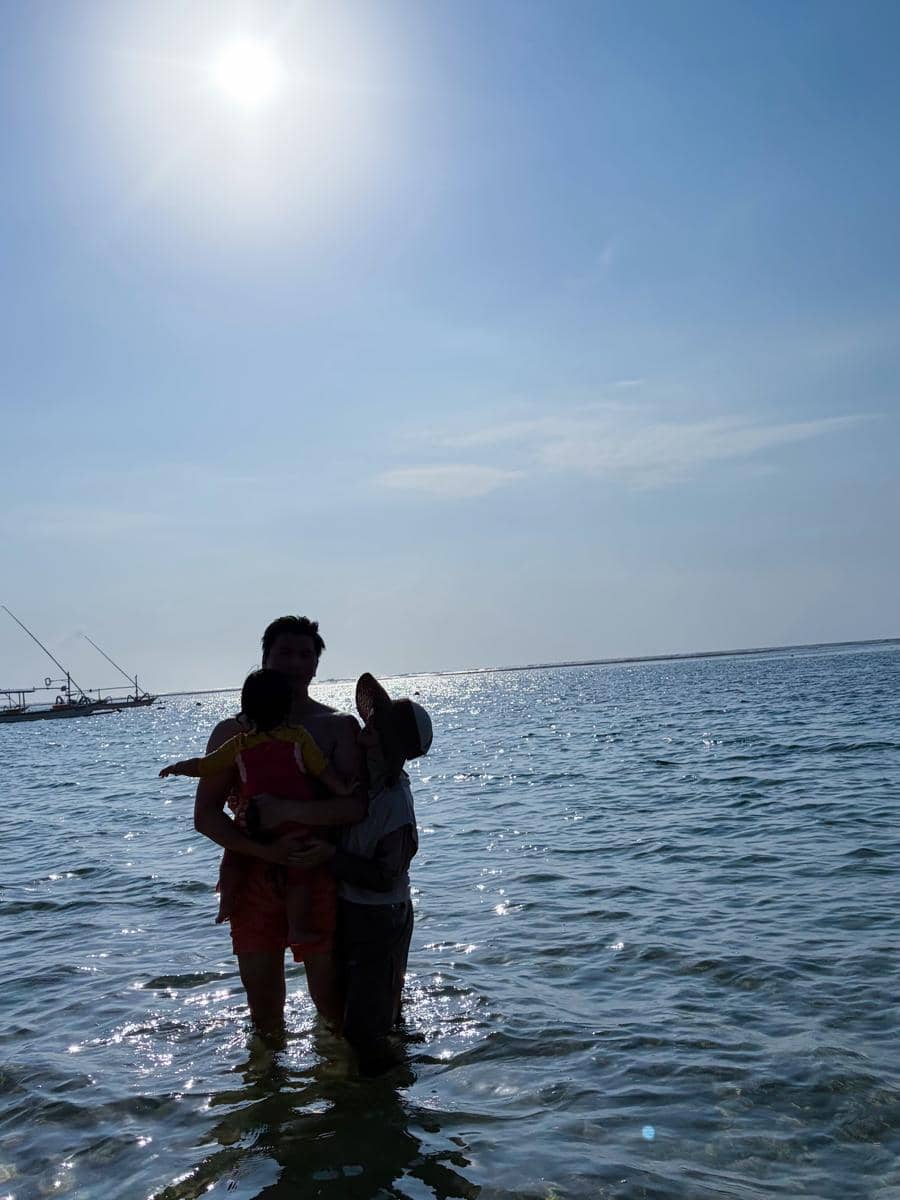 Syahrini bersama keluarga saat menikmati liburan di Bali, sebagaimana dibagikan melalui akun Instagram @princessyahrini.