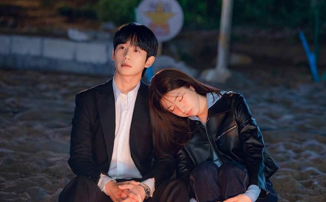 Jung Hae In dan Ha Young di drama Our Sticky Love