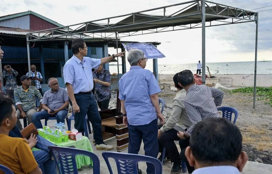 Purbaya berbincang dengan masyarakat nelayan di Kupang, NTT, mengenai dampak tumpahan minyak Montara.