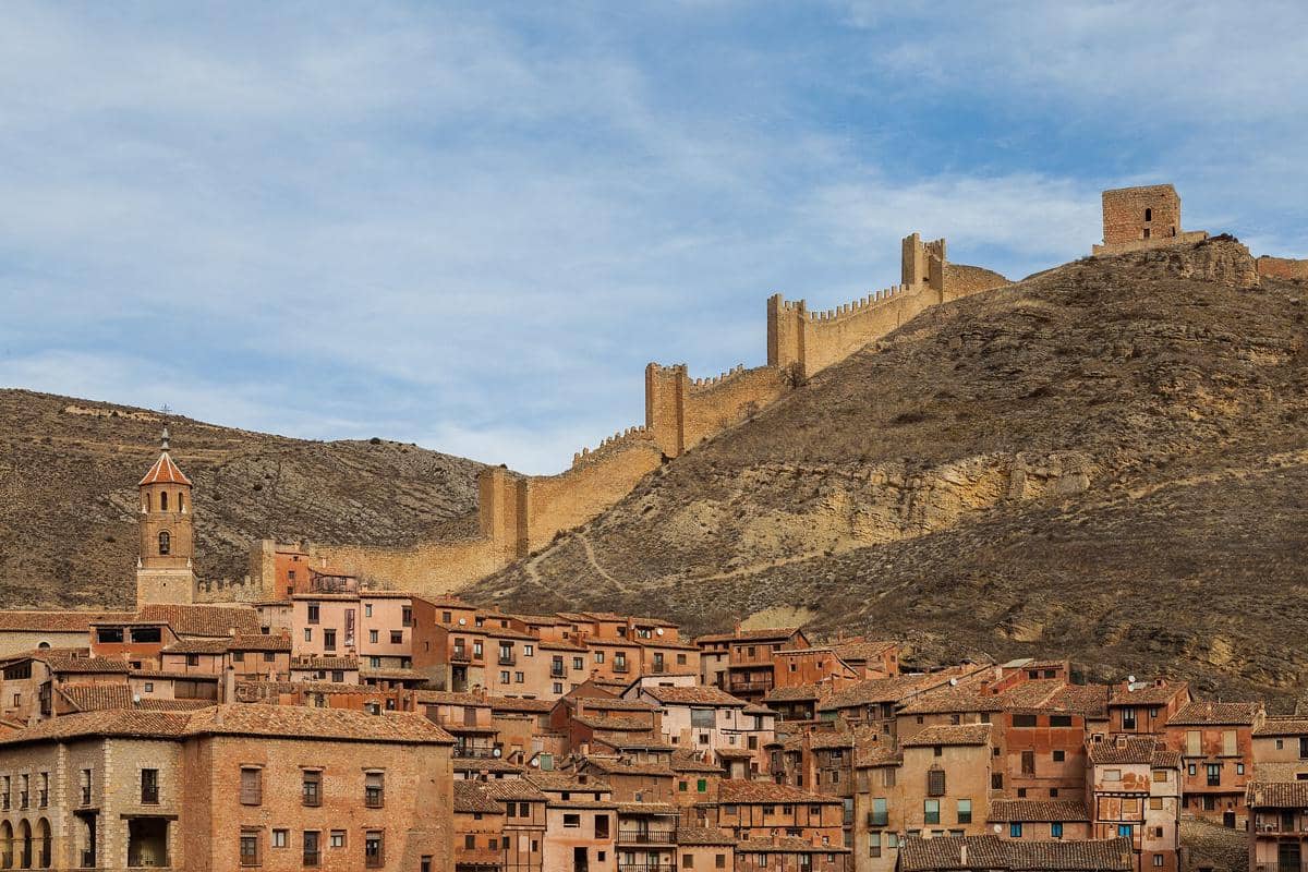 Panorama Kota Albarracin di Spanyol dalam dokumentasi visual karya Diego Delso yang tersedia di Wikimedia Commons.