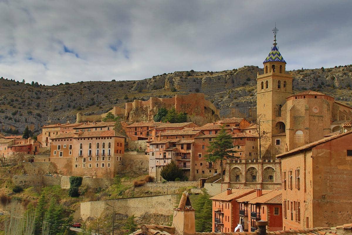 Pemandangan Kota AlbarracÃn di Spanyol dengan bangunan-bangunan bersejarah yang memenuhi kawasan perkotaan.