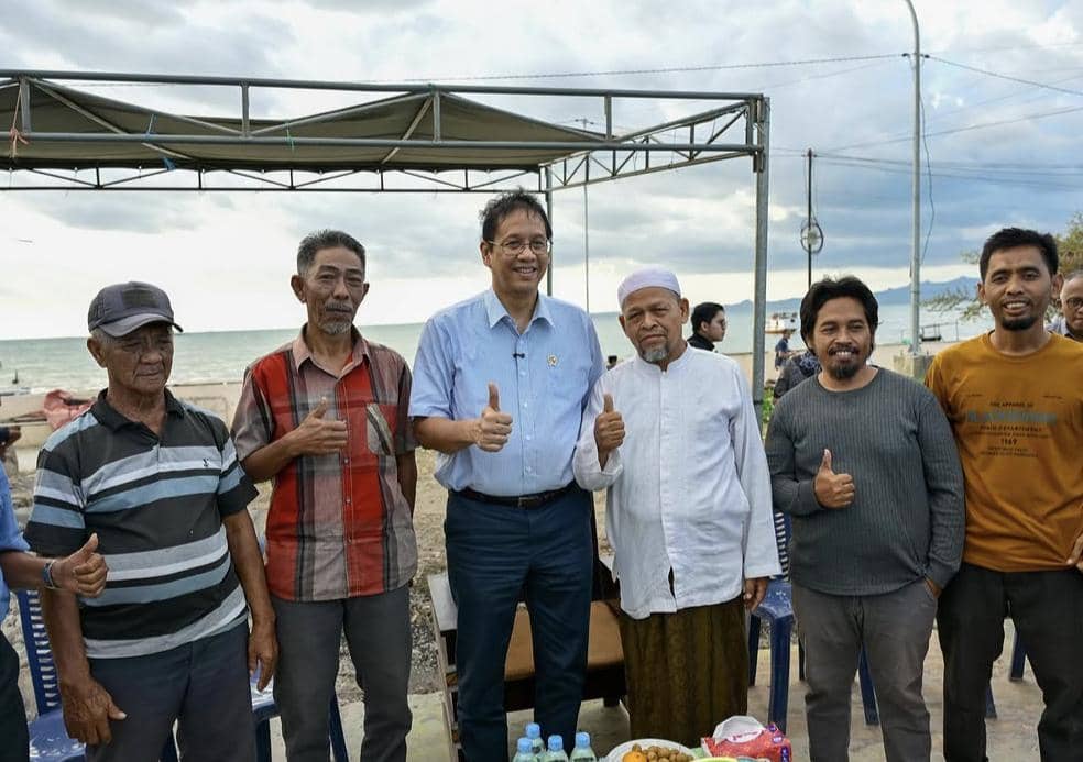 Purbaya berdialog dengan masyarakat nelayan di Kupang, NTT, saat mengecek dampak tumpahan minyak Montara dan menerima keluhan mereka.