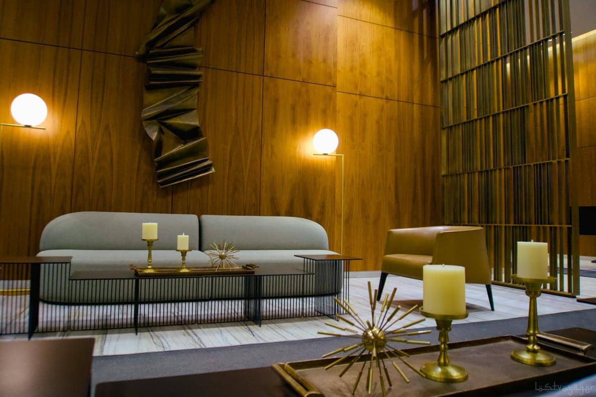 ilustrasi interior rumah dengan kursi accent