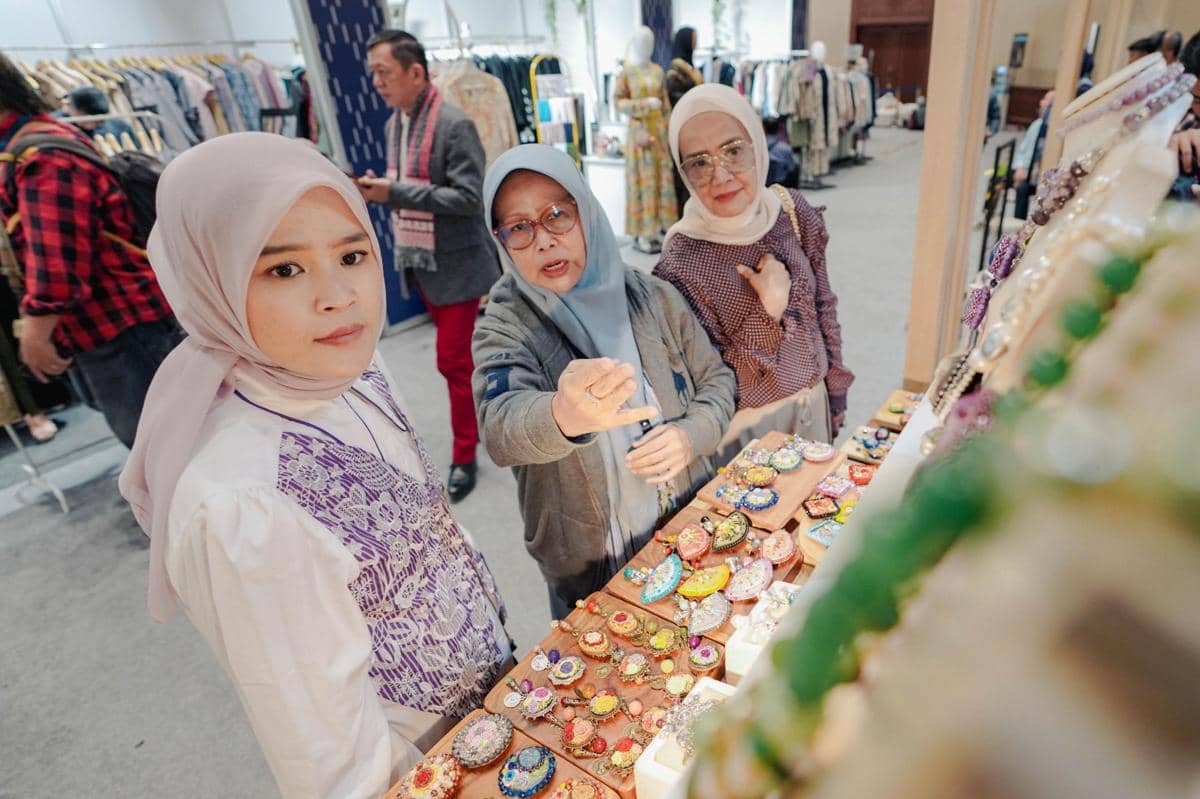 Produk UMKM binaan Pertamina Patra Niaga dipamerkan dan menarik perhatian pengunjung di Indonesia Fashion Week 2026.