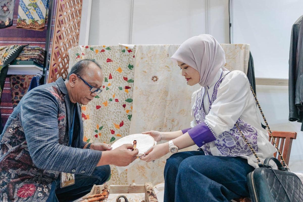 Produk UMKM binaan Pertamina Patra Niaga menarik perhatian pengunjung dalam ajang Indonesia Fashion Week 2026.