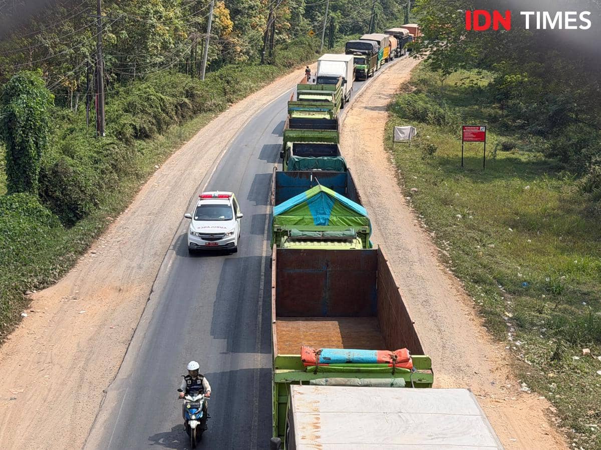 Deretan kendaraan terjebak kemacetan di ruas Jalan Lintas Timur Palembang-Betung, Sumatera Selatan.