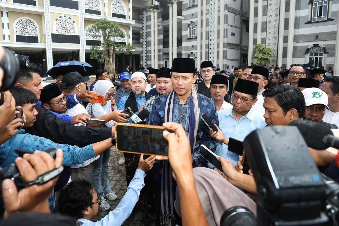 Ketua Umum Partai Demokrat Agus Harimurti Yudhoyono (AHY) salurkan bantuan air bersih ke pesantren-pesantren di Madura.